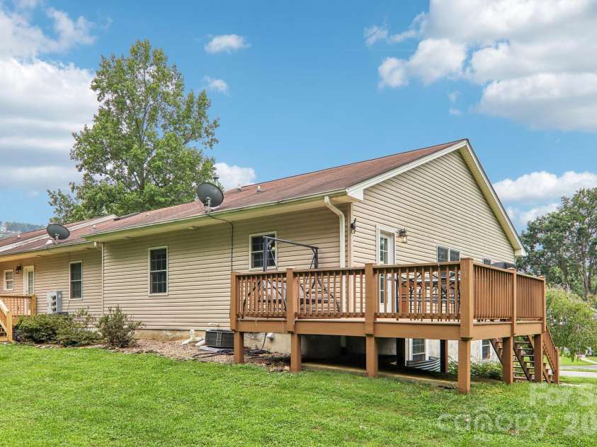 3311 Sandy Drive, Hendersonville, NC 28792.  MLS# CAR4406829, YatesRealty ID 40014. 