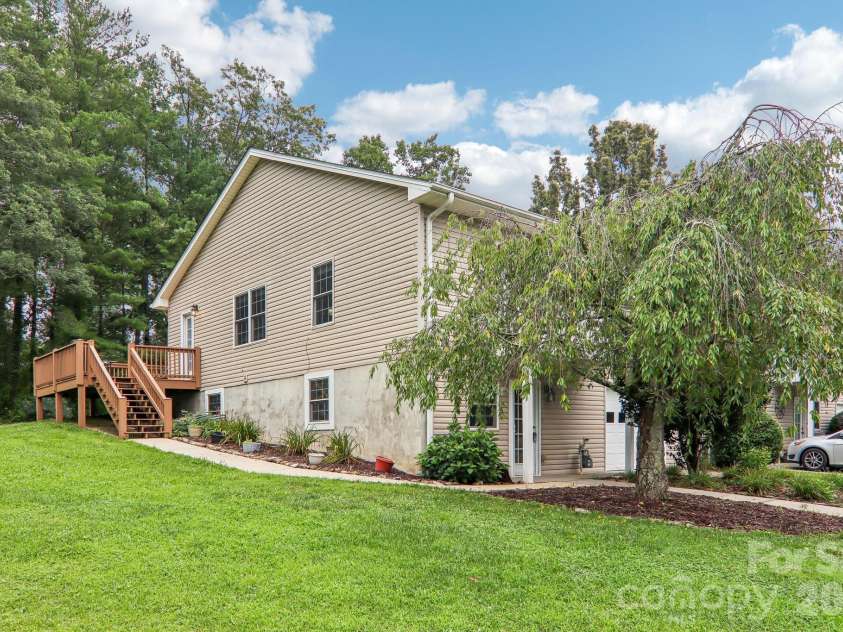 3311 Sandy Drive, Hendersonville, NC 28792.  MLS# CAR4406829, YatesRealty ID 40014. Large sideyard