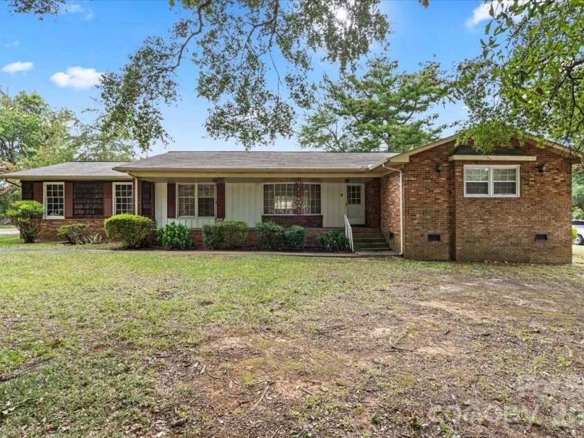 816 Clinton Avenue, Lancaster, SC 29720.  MLS# CAR4407967, YatesRealty ID 40017. 
