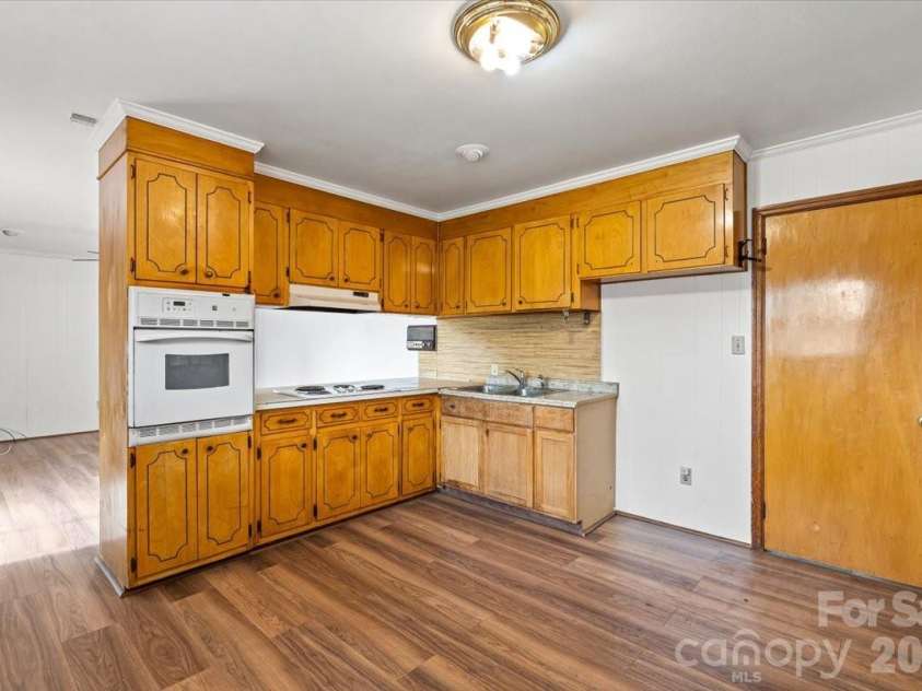 816 Clinton Avenue, Lancaster, SC 29720.  MLS# CAR4407967, YatesRealty ID 40017. 