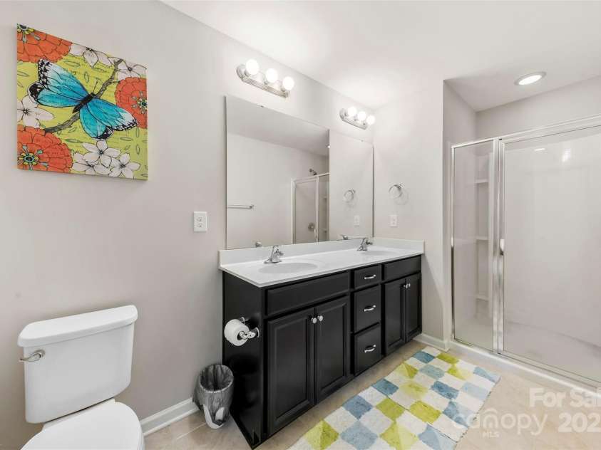 7223 Lochy Lane, Charlotte, NC 28278.  MLS# CAR4298541, YatesRealty ID 40020. Secondary ensuite bathroom.