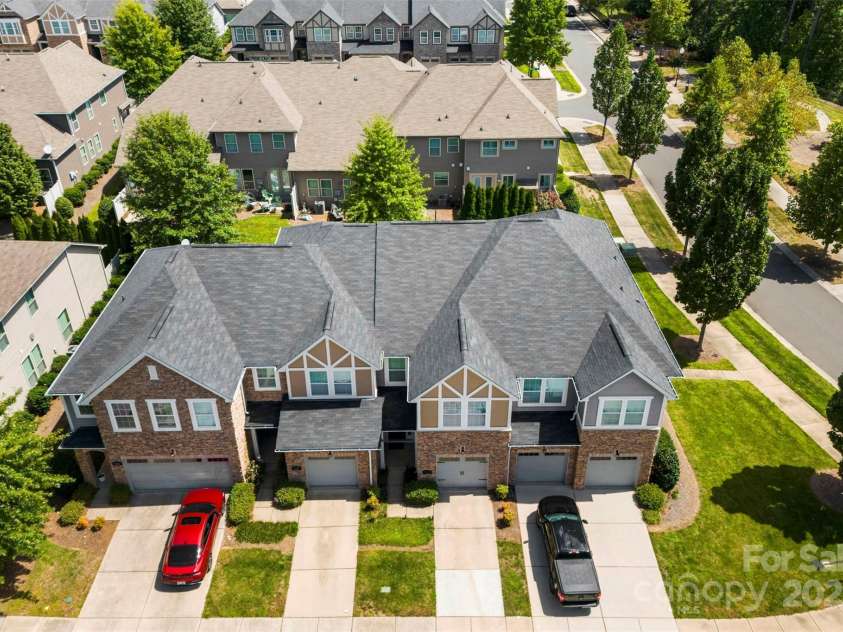 7223 Lochy Lane, Charlotte, NC 28278.  MLS# CAR4298541, YatesRealty ID 40020. These desirable townhomes are a rare find!