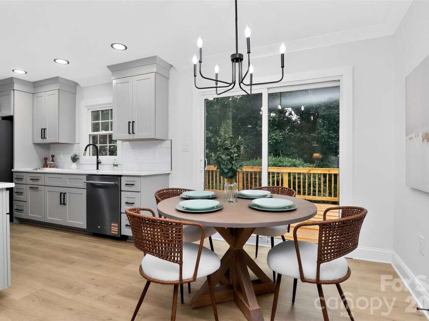 400 Hickok Court, Charlotte, NC 28270.  MLS# CAR4405887, YatesRealty ID 40025. Breakfast Area