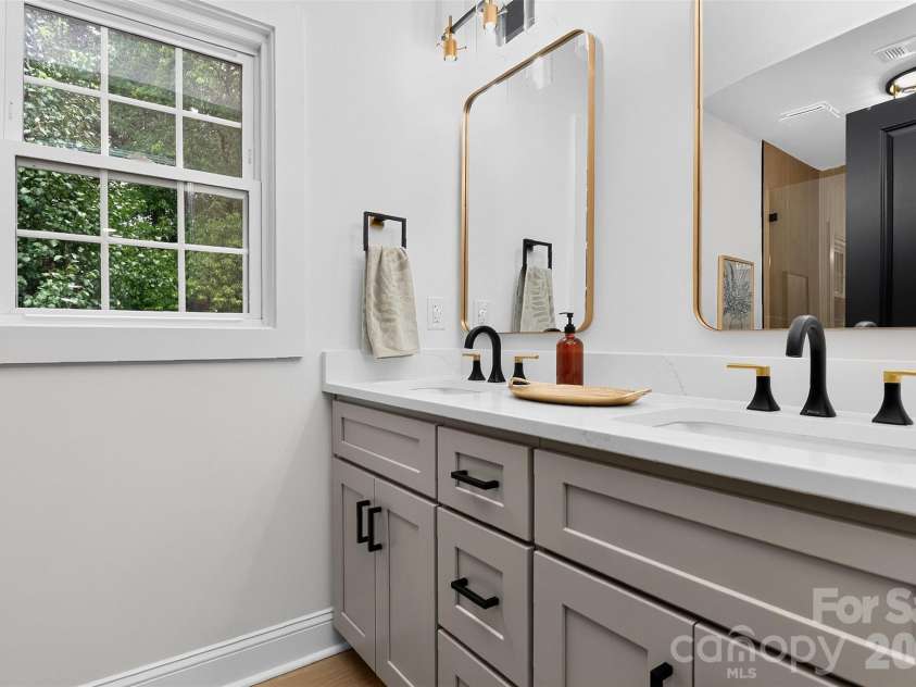 400 Hickok Court, Charlotte, NC 28270.  MLS# CAR4405887, YatesRealty ID 40025. Primary Bathroom