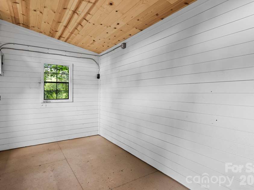 35 Northview Street, Asheville, NC 28801.  MLS# CAR4402635, YatesRealty ID 40027. Has 220 Amp plug * Vaulted Ceiling