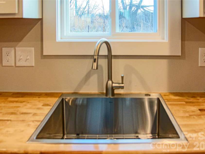 110 Lager Lane, Asheville, NC 28806.  MLS# CAR4343438, YatesRealty ID 4003. 