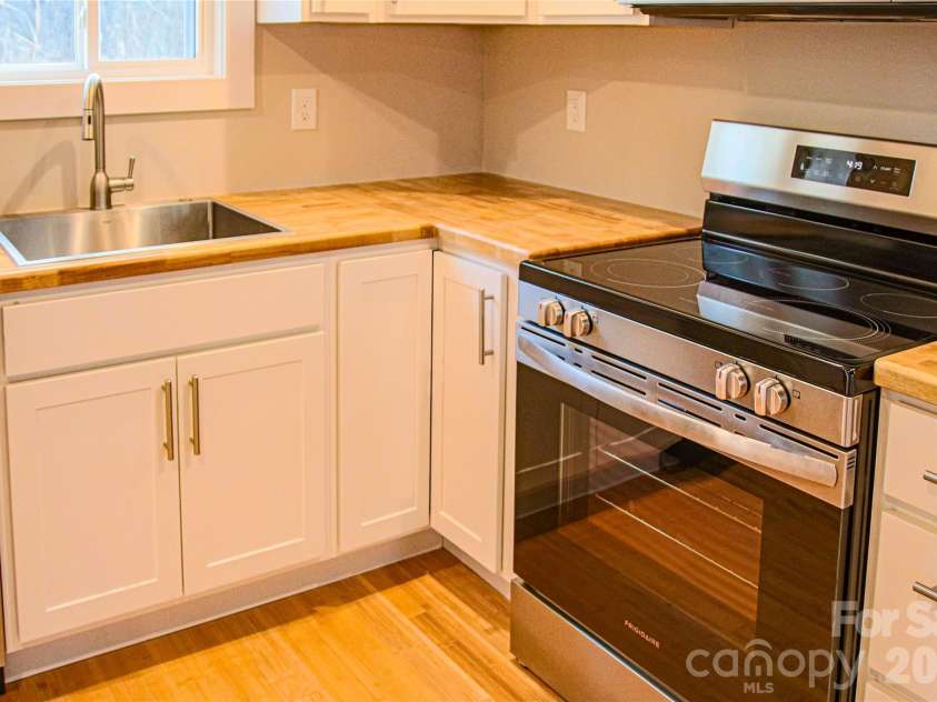 110 Lager Lane, Asheville, NC 28806.  MLS# CAR4343438, YatesRealty ID 4003. 