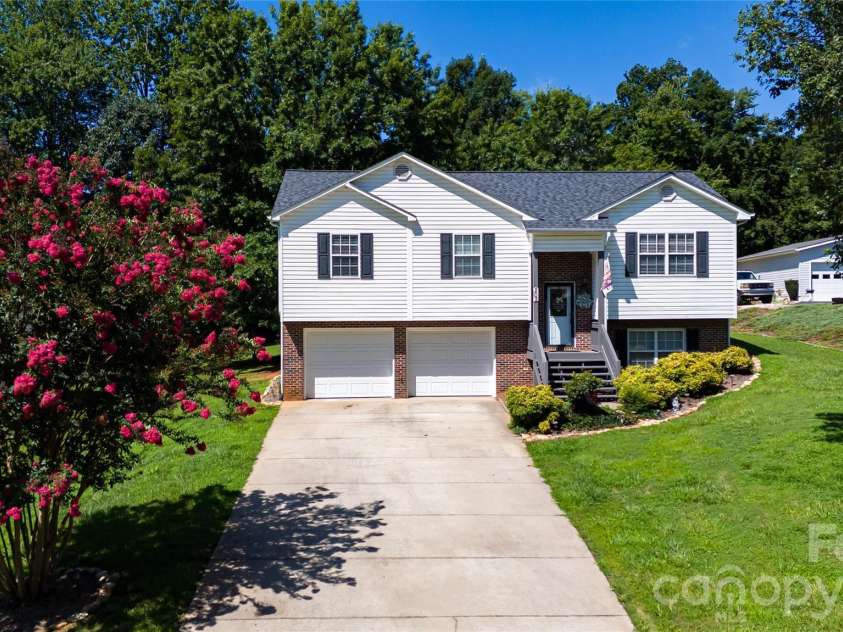 202 Raintree Lane, Morganton, NC 28655.  MLS# CAR4405273, YatesRealty ID 40030. 