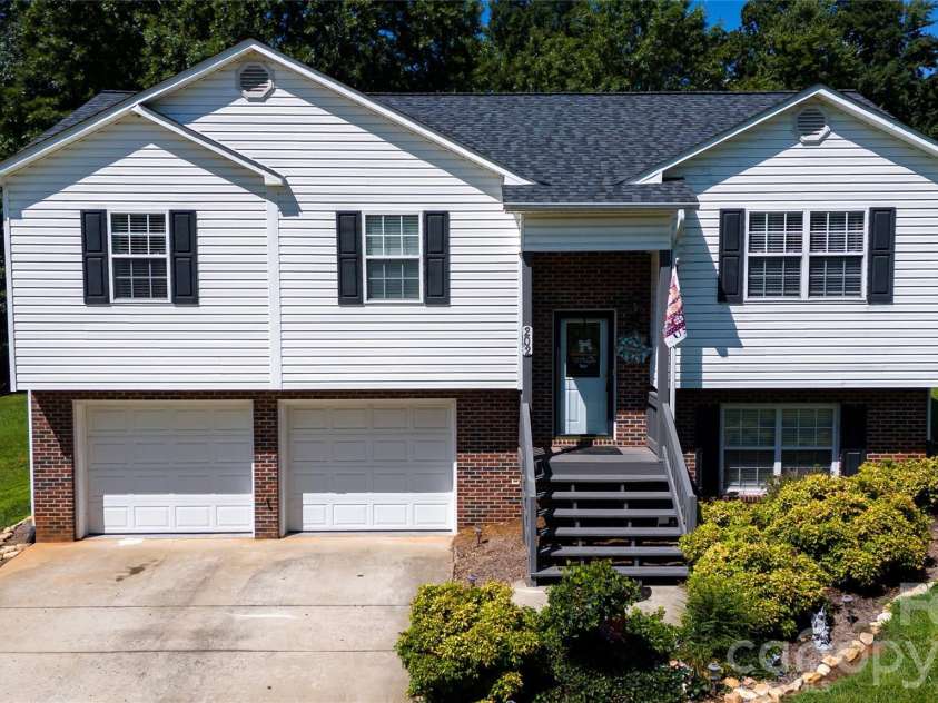 202 Raintree Lane, Morganton, NC 28655.  MLS# CAR4405273, YatesRealty ID 40030. 