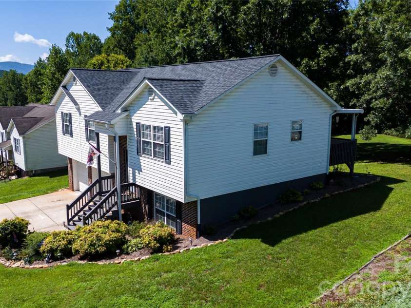 202 Raintree Lane, Morganton, NC 28655.  MLS# CAR4405273, YatesRealty ID 40030. 