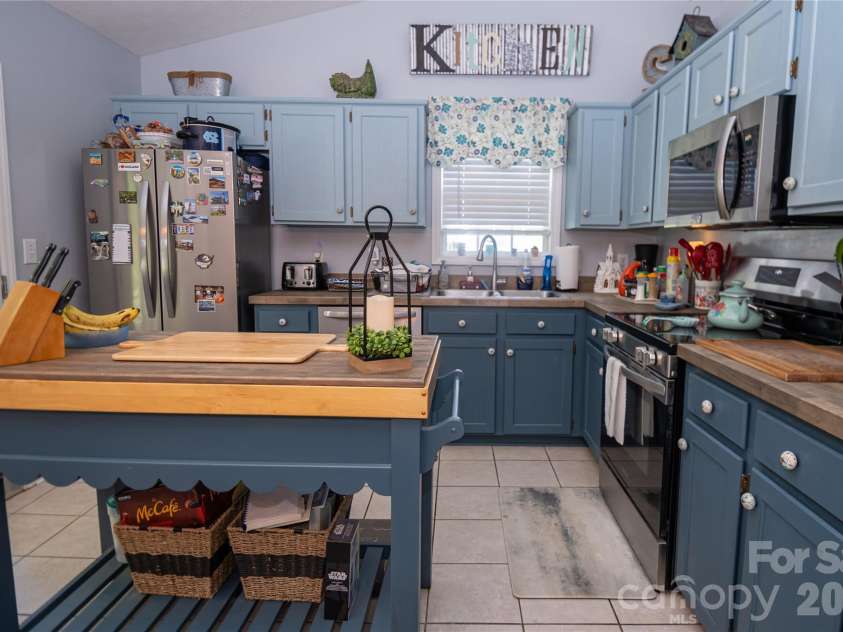 202 Raintree Lane, Morganton, NC 28655.  MLS# CAR4405273, YatesRealty ID 40030. 
