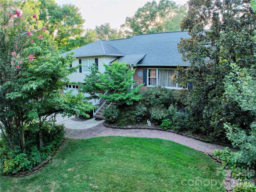 119 Country Meadow Lane, Kings Mountain, NC 28086.  MLS# CAR4396078, YatesRealty ID 40032. Front with wrap around sidewalk