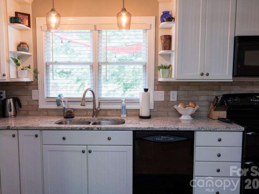 119 Country Meadow Lane, Kings Mountain, NC 28086.  MLS# CAR4396078, YatesRealty ID 40032. Kitchen window