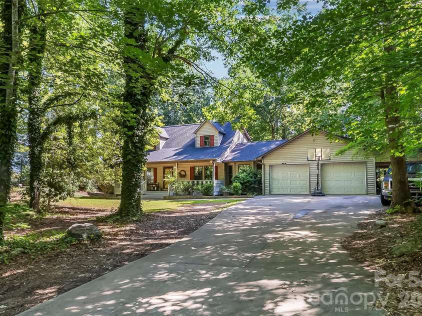 34 Lakeside Drive, Marion, NC 28752.  MLS# CAR4404651, YatesRealty ID 40034. 