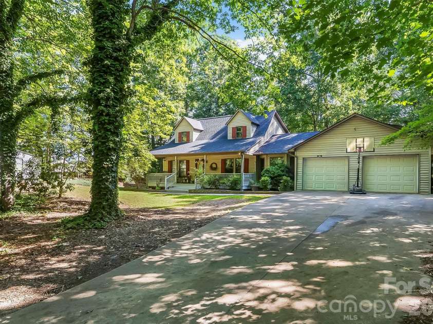 34 Lakeside Drive, Marion, NC 28752.  MLS# CAR4404651, YatesRealty ID 40034. 