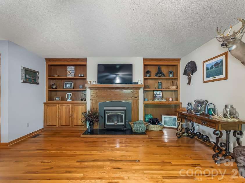 34 Lakeside Drive, Marion, NC 28752.  MLS# CAR4404651, YatesRealty ID 40034. 