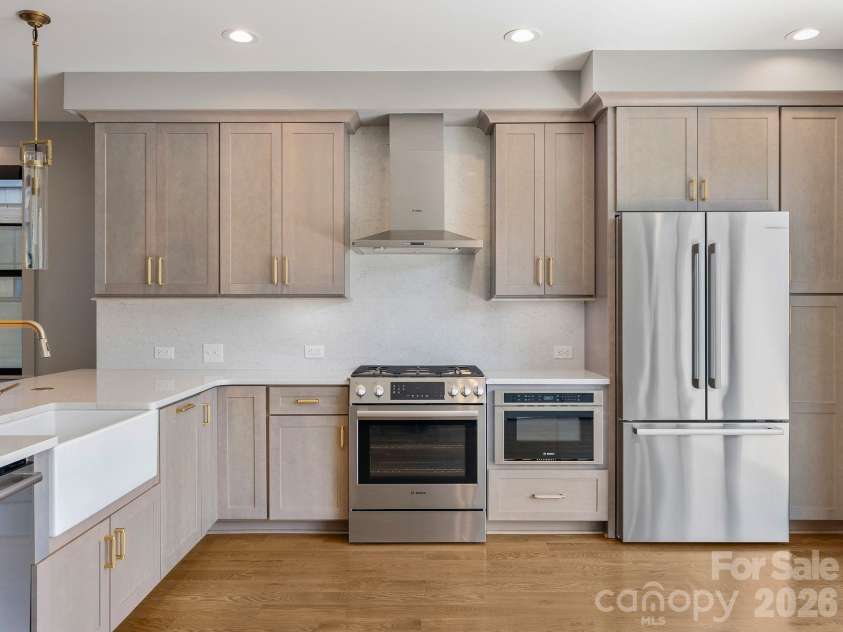 229 Broadway Street, Asheville, NC 28801.  MLS# CAR4397204, YatesRealty ID 40039. 