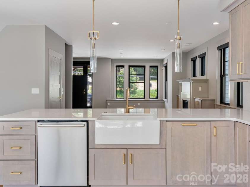 229 Broadway Street, Asheville, NC 28801.  MLS# CAR4397204, YatesRealty ID 40039. 