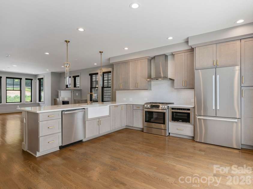 229 Broadway Street, Asheville, NC 28801.  MLS# CAR4397204, YatesRealty ID 40039. 