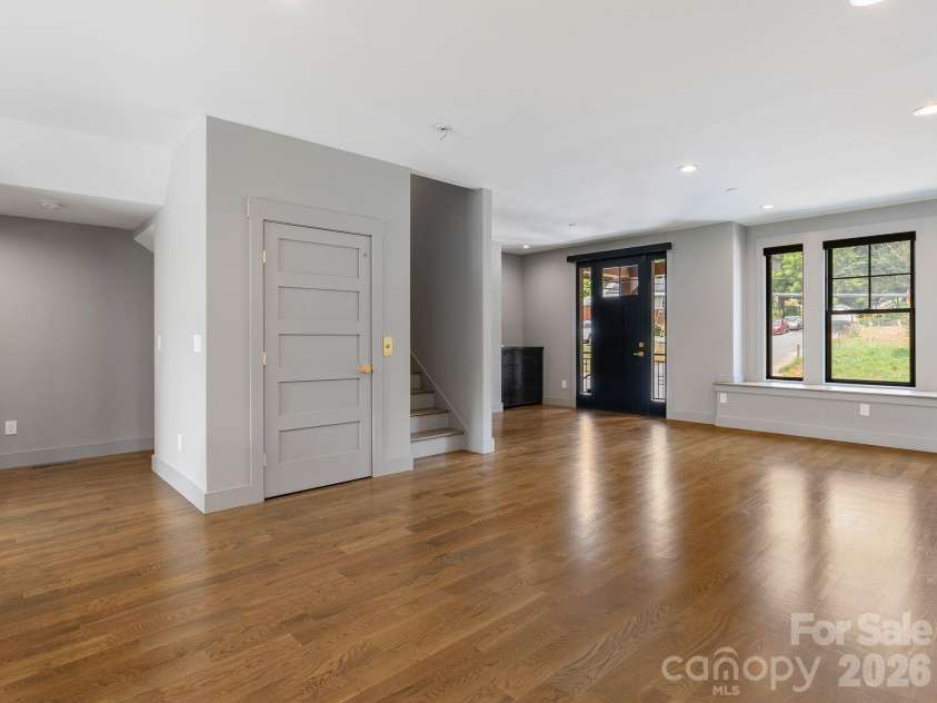229 Broadway Street, Asheville, NC 28801.  MLS# CAR4397204, YatesRealty ID 40039. 