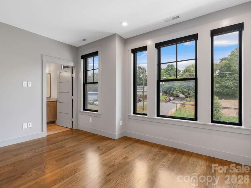 229 Broadway Street, Asheville, NC 28801.  MLS# CAR4397204, YatesRealty ID 40039. 