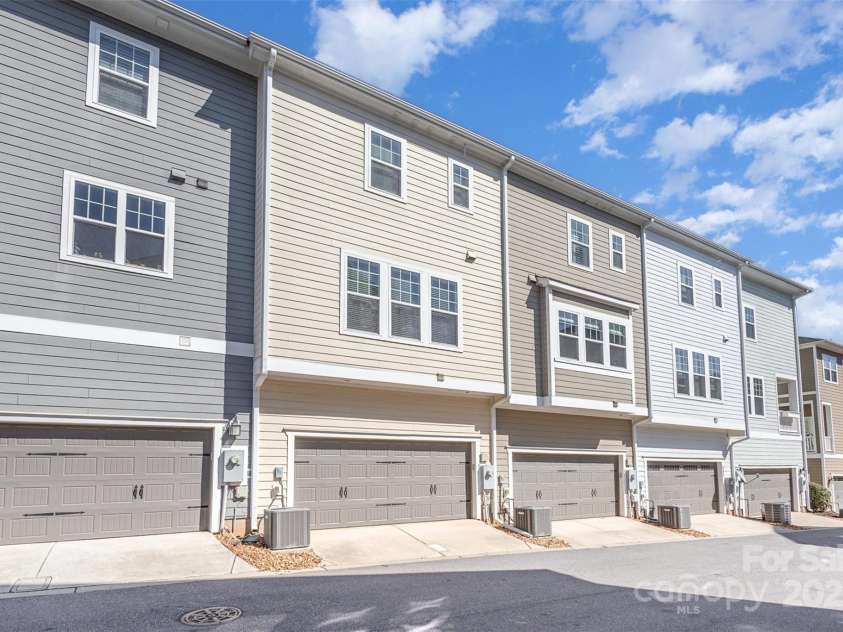 234 Iverson Way, Charlotte, NC 28203.  MLS# CAR4227452, YatesRealty ID 4004. 2 car garage