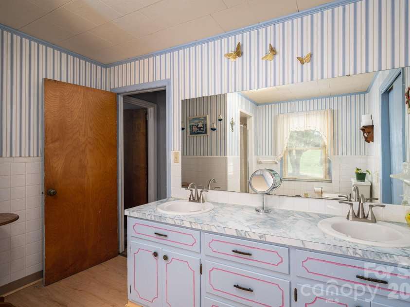 5958 Hoover Elmore Road, Lincolnton, NC 28092.  MLS# CAR4357413, YatesRealty ID 4004. 