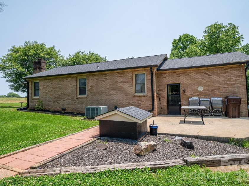 5958 Hoover Elmore Road, Lincolnton, NC 28092.  MLS# CAR4357413, YatesRealty ID 4004. 