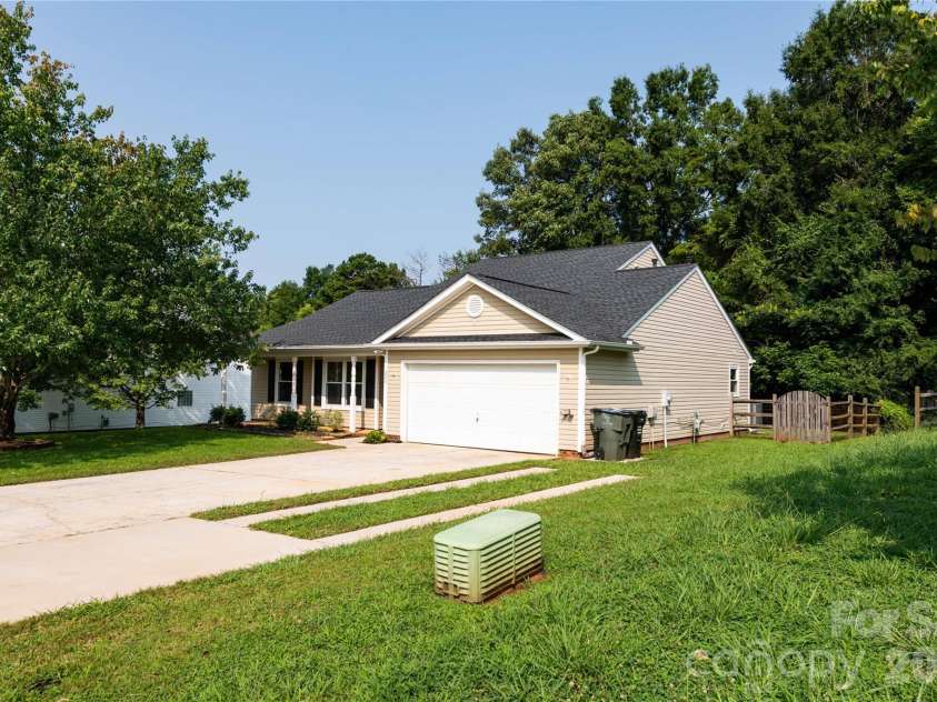 266 Kendra Drive, Concord, NC 28025.  MLS# CAR4401162, YatesRealty ID 40046. Ample parking with additional extended driveway