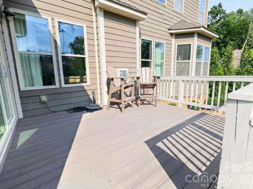 1016 Kara Court, Matthews, NC 28104.  MLS# CAR4406880, YatesRealty ID 40048. 