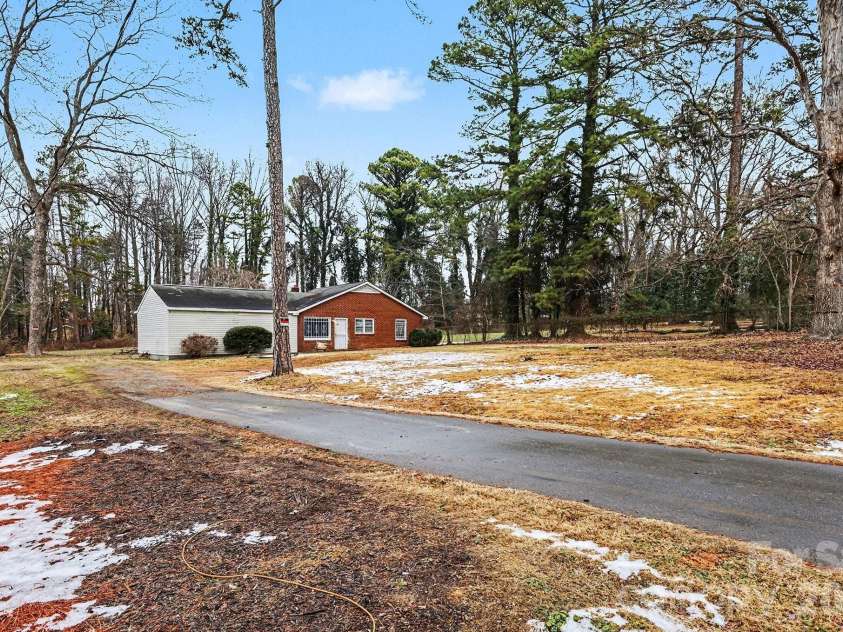 500 Tom Hunter Road, Charlotte, NC 28213.  MLS# CAR4343160, YatesRealty ID 4005. 