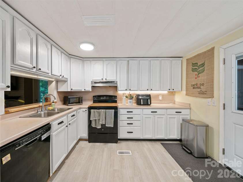 2 Lost Forest Drive, Candler, NC 28715.  MLS# CAR4402355, YatesRealty ID 40053. 