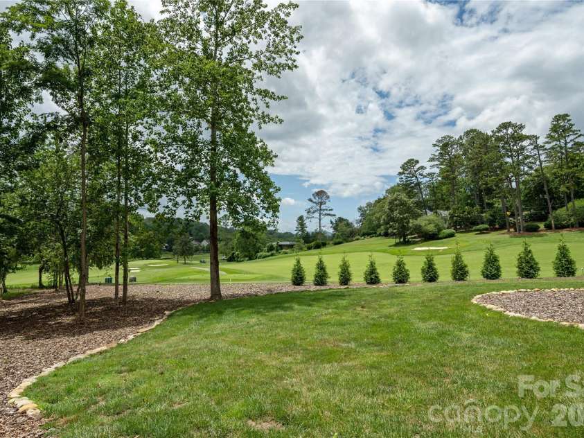 20 Inglewood Road, Asheville, NC 28804.  MLS# CAR4392997, YatesRealty ID 40056. Level backyard