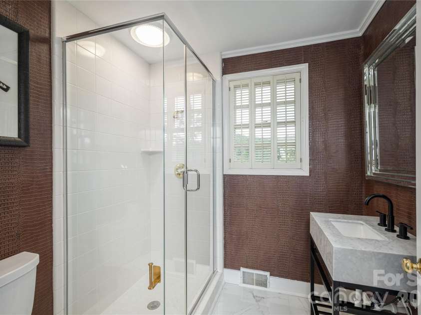 20 Inglewood Road, Asheville, NC 28804.  MLS# CAR4392997, YatesRealty ID 40056. Main level full bathroom