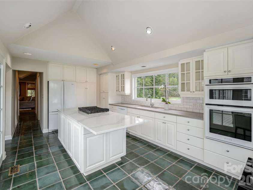 20 Inglewood Road, Asheville, NC 28804.  MLS# CAR4392997, YatesRealty ID 40056. Perfectly sized kitchen