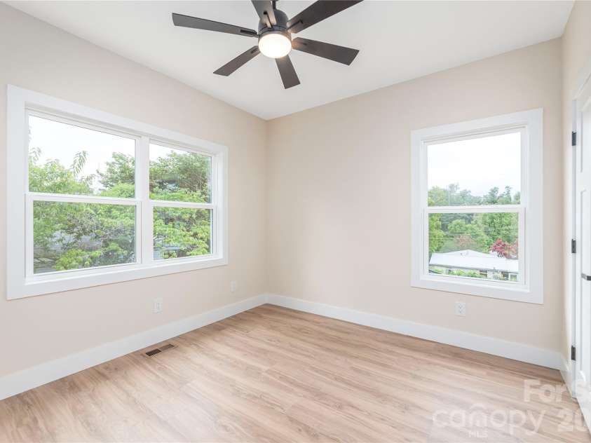 33 Elkwood Avenue, Asheville, NC 28804.  MLS# CAR4402115, YatesRealty ID 40057. 