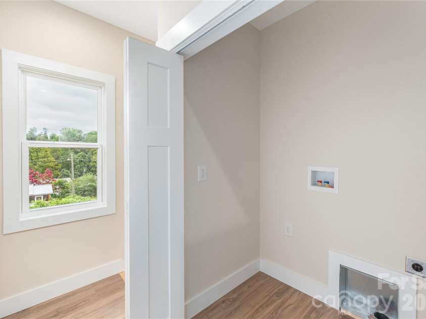 33 Elkwood Avenue, Asheville, NC 28804.  MLS# CAR4402115, YatesRealty ID 40057. 