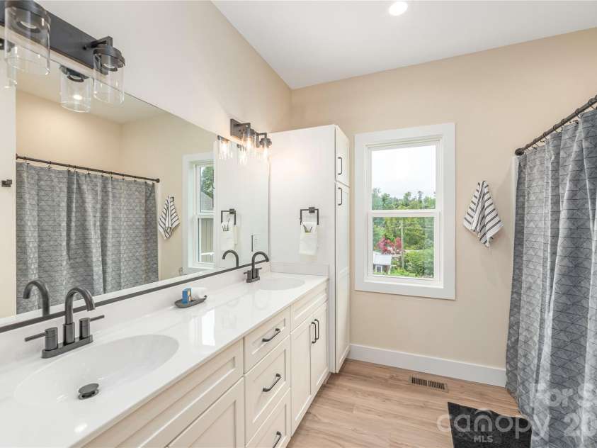 33 Elkwood Avenue, Asheville, NC 28804.  MLS# CAR4402115, YatesRealty ID 40057. Master bath