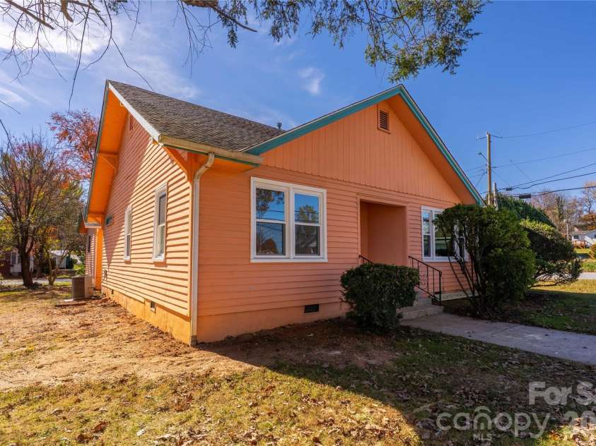 422 Hebron Road, Hendersonville, NC 28739.  MLS# CAR4319667, YatesRealty ID 4006. 