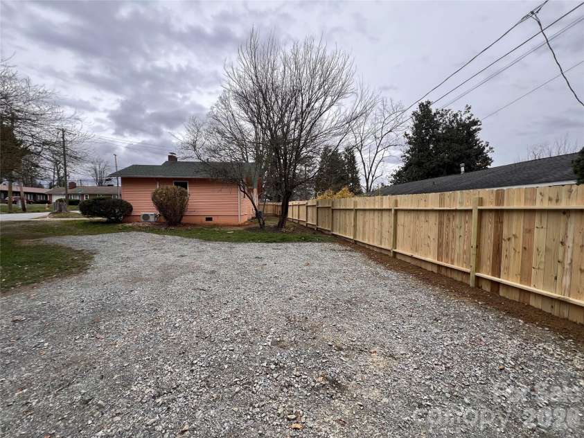 422 Hebron Road, Hendersonville, NC 28739.  MLS# CAR4319667, YatesRealty ID 4006. 