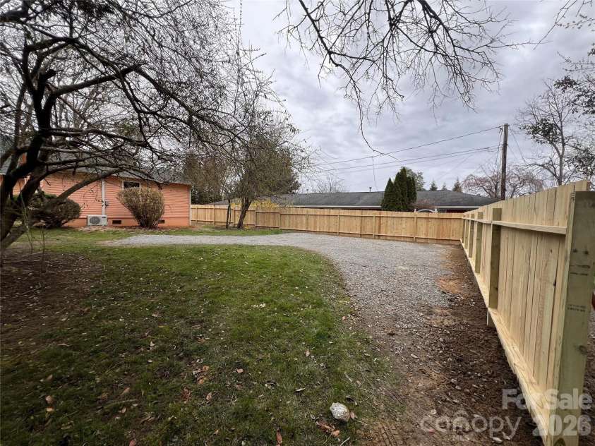 422 Hebron Road, Hendersonville, NC 28739.  MLS# CAR4319667, YatesRealty ID 4006. 