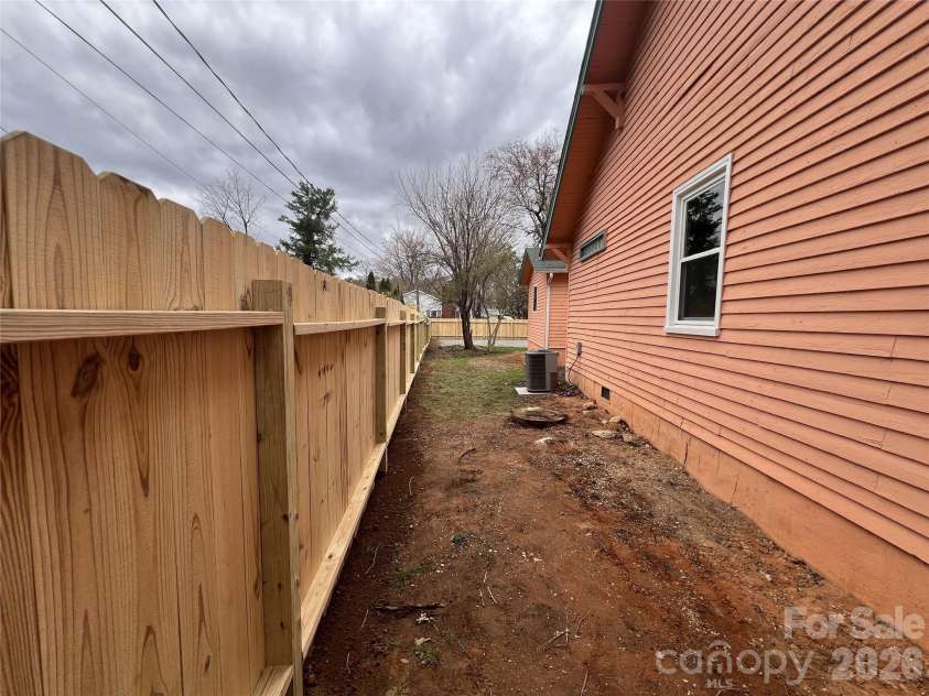 422 Hebron Road, Hendersonville, NC 28739.  MLS# CAR4319667, YatesRealty ID 4006. 