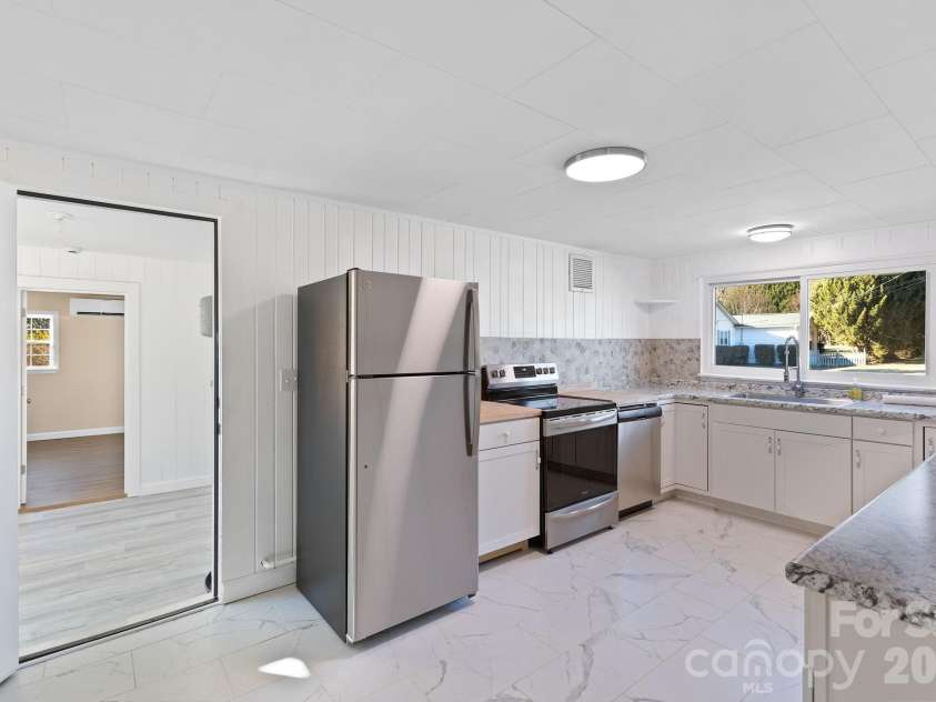 422 Hebron Road, Hendersonville, NC 28739.  MLS# CAR4319667, YatesRealty ID 4006. 