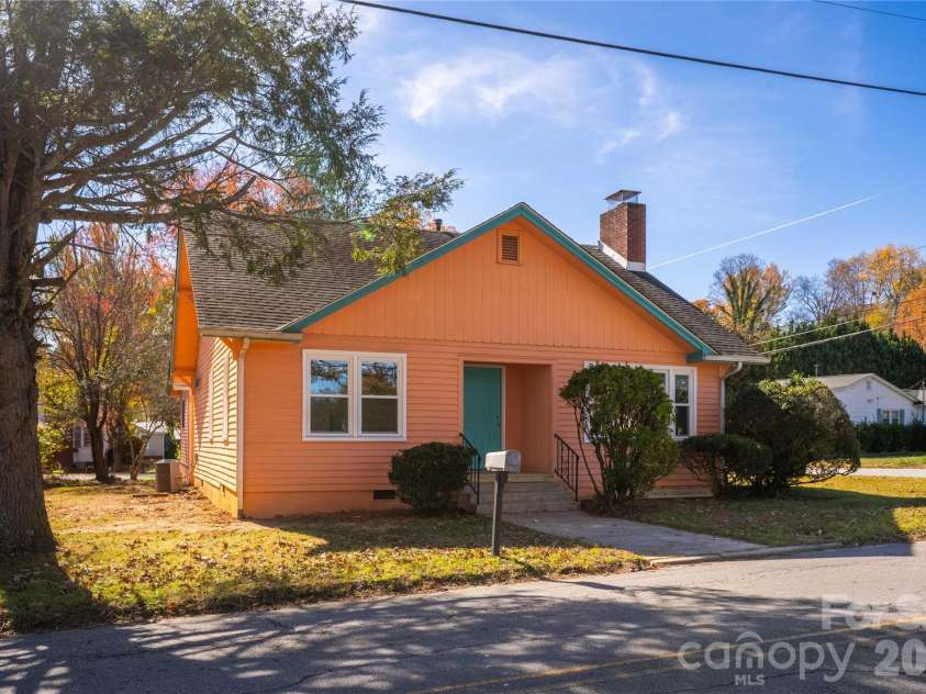 422 Hebron Road, Hendersonville, NC 28739.  MLS# CAR4319667, YatesRealty ID 4006. 