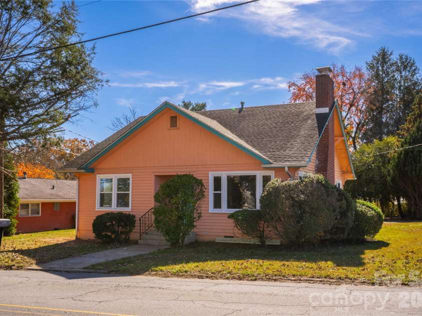 422 Hebron Road, Hendersonville, NC 28739.  MLS# CAR4319667, YatesRealty ID 4006. 