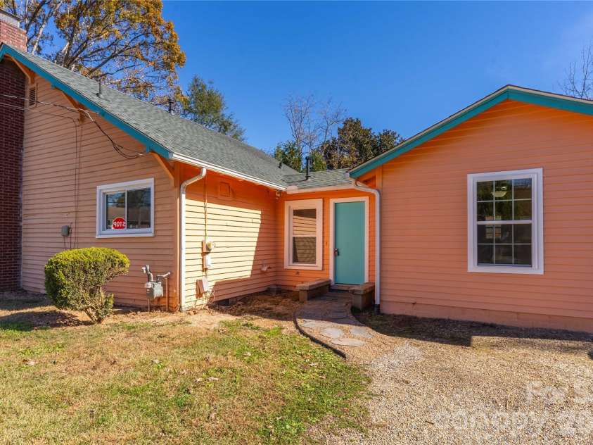 422 Hebron Road, Hendersonville, NC 28739.  MLS# CAR4319667, YatesRealty ID 4006. 