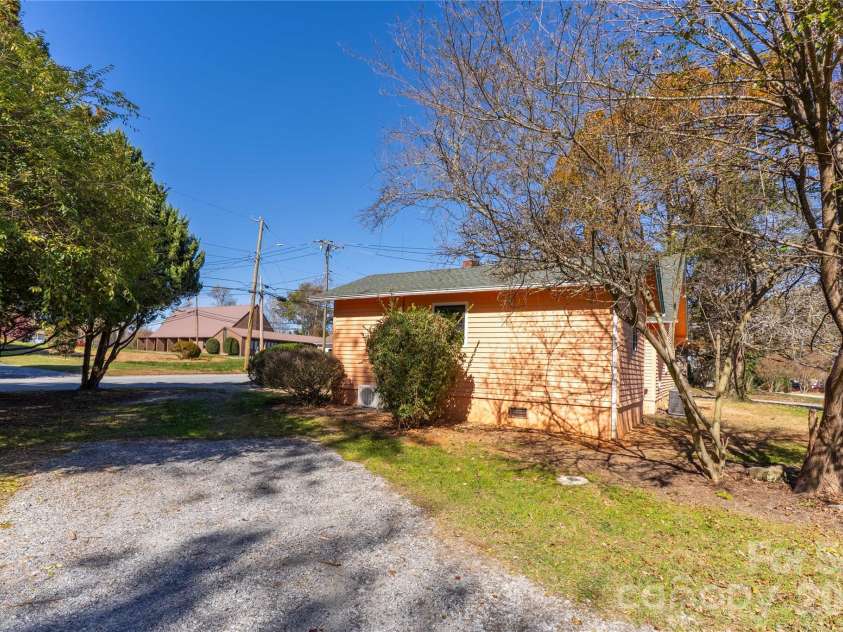 422 Hebron Road, Hendersonville, NC 28739.  MLS# CAR4319667, YatesRealty ID 4006. 