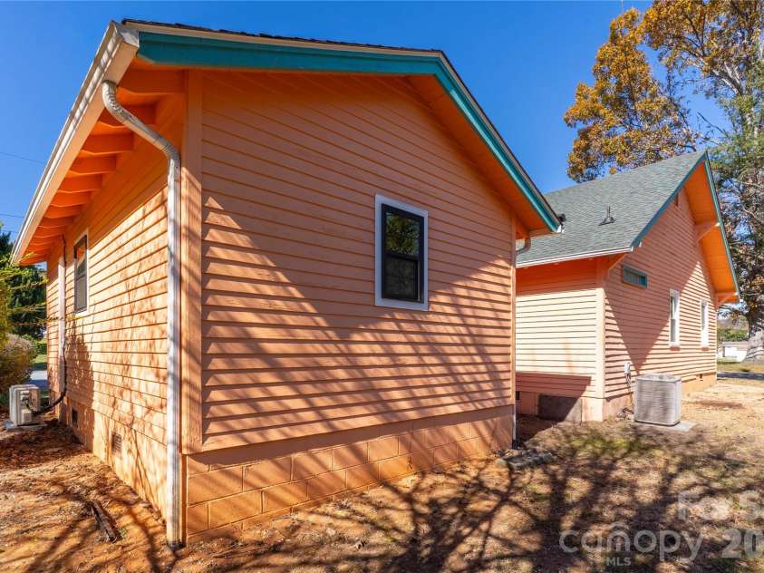 422 Hebron Road, Hendersonville, NC 28739.  MLS# CAR4319667, YatesRealty ID 4006. 