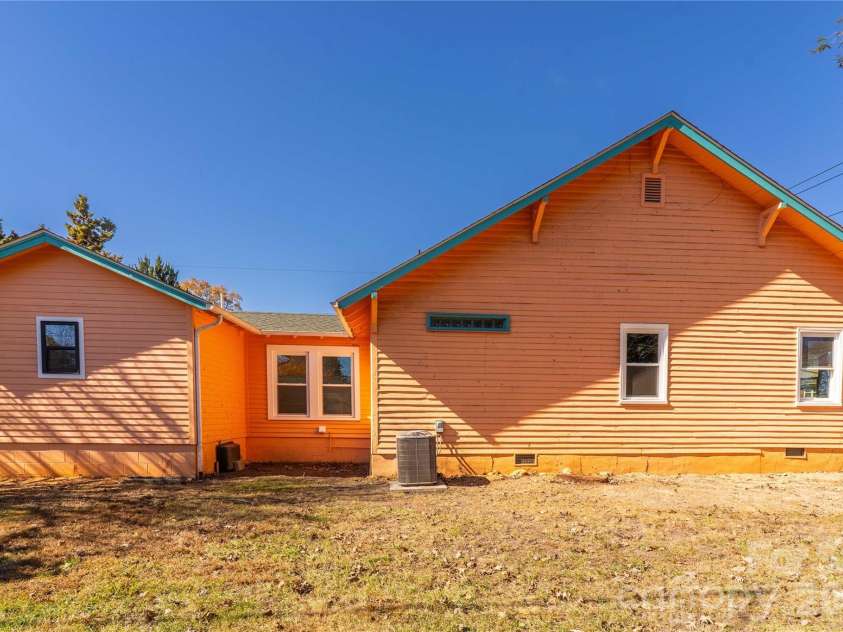 422 Hebron Road, Hendersonville, NC 28739.  MLS# CAR4319667, YatesRealty ID 4006. 