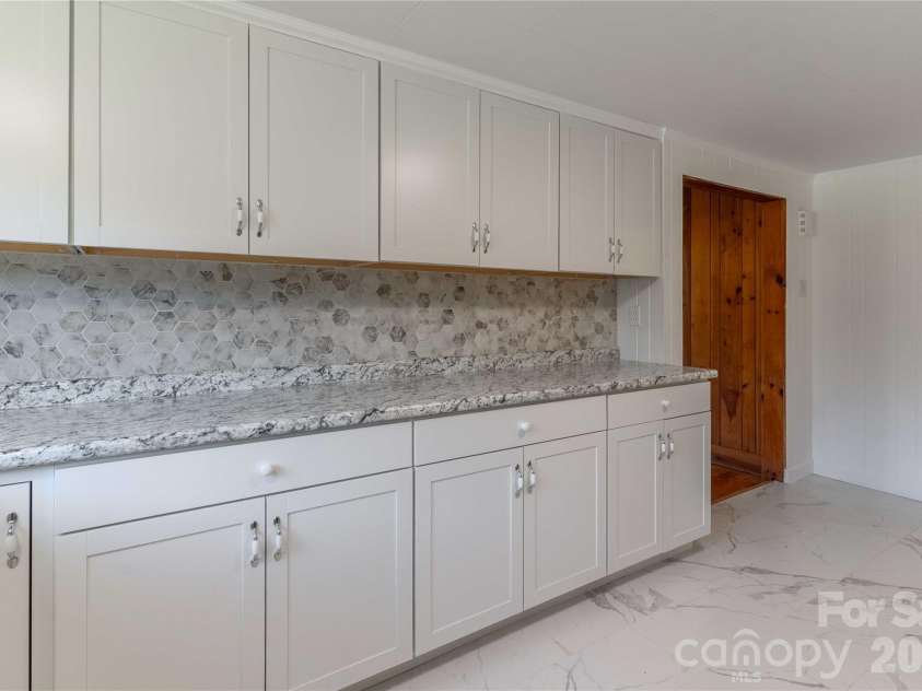 422 Hebron Road, Hendersonville, NC 28739.  MLS# CAR4319667, YatesRealty ID 4006. Kitchen